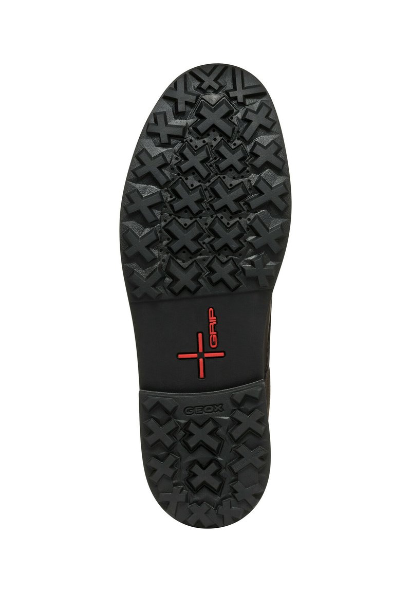 Suela exterior de goma negra con un patrón de agarre texturizado y formas de X elevadas; incluye acentos rojos con las marcas "GRIP" y "GEOX".