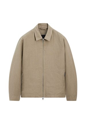 Beige jakke med lynlås, spids krave, lange ærmer og to forlommer, vist på hvid baggrund.