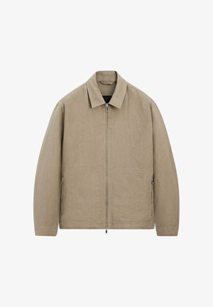 Beige ritsjack met puntkraag, lange mouwen en twee zakken aan de voorkant, afgebeeld tegen een witte achtergrond.