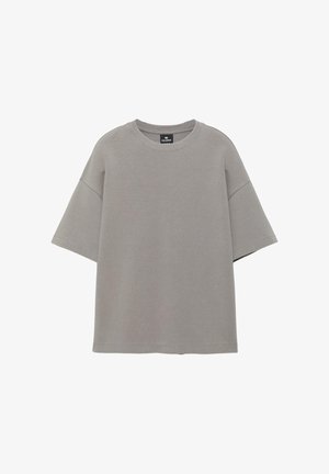 Løsgrå T-shirt med korte ærmer og rund hals med ribbet krave, sænket skulderlinje og synligt mærke indvendigt i nakken.