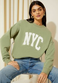 Friends Like These CREW NECK SLOGAN - Melegítőfelső - khaki green