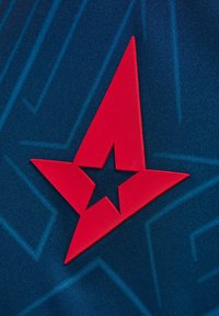 Röd stjärnlogotyp med en central stjärnutsnitt, placerad på en texturerad marinblå bakgrund med geometriska mönster.