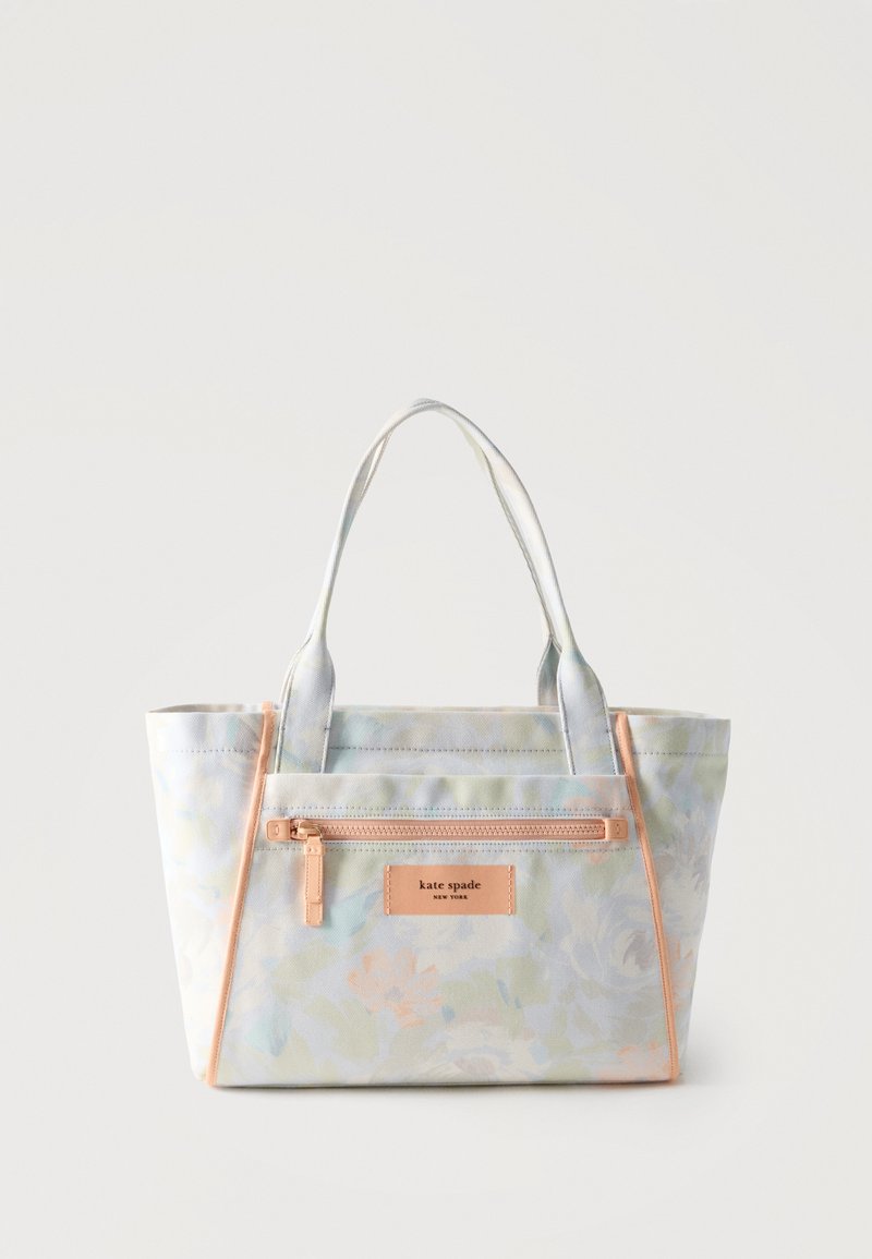 Pastelfarvet blomsterstof taske med frontlynlåslomme, beige kant, dobbelthanke og label "kate spade new york".