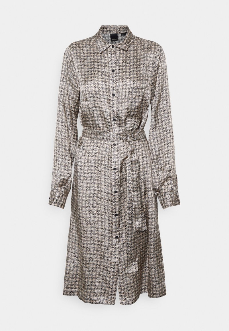 Robe-chemise à manches longues avec col, ceinture à la taille et motif texte noir et beige sur un fond clair.