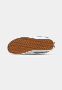 Sneaker mit einer Sohle aus Gummigummi, weißer Zwischensohle und grauber Suede-Obermaterial mit einem strukturierten Muster. Das Design ist Low-Top mit minimalen Akzenten.