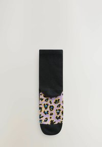 Svart strumpa med ett lavendelfärgat leopardmönster och blå och gula accenter. Materialet verkar vara stickat med en slät textur.