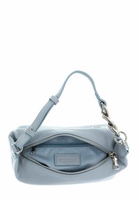 Sac à main en cuir bleu avec une finition texturée, une poignée courte et des ferrures argentées. Comprend une fermeture éclair et une poche intérieure.