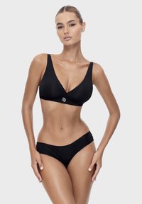 Czarny zestaw bikini składający się z braletu z dekoltem w serek i szerokimi ramiączkami oraz dopasowanych majtek z niskim stanem, o gładkiej fakturze i minimalnym logo.