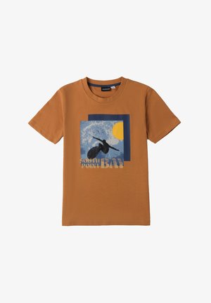 Camiseta de algodón marrón con mangas cortas, que presenta un diseño gráfico azul de un surfista, un sol amarillo y el texto "SOUTH POINT BAY."