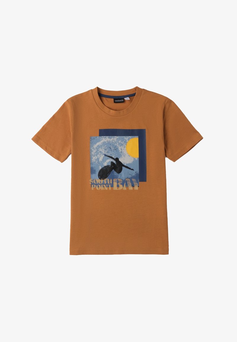 Braunes Baumwoll-T-Shirt mit kurzen Ärmeln, das ein blaues Grafikdesign eines Surfers, eine gelbe Sonne und den Text „SOUTH POINT BAY“ zeigt.