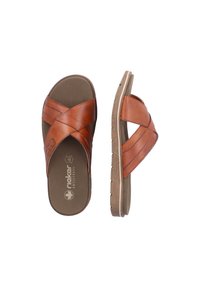 Sandales à glissière en cuir marron avec des brides croisées, semelle intérieure douce et semelle en caoutchouc texturé. Design minimaliste avec impression du logo.