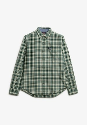 Zielona flanelowa koszula w kratę z długim rękawem i kołnierzykiem na guziki, z różnymi odcieniami zieleni oraz małym wyszywanym logo na kieszeni na piersi.