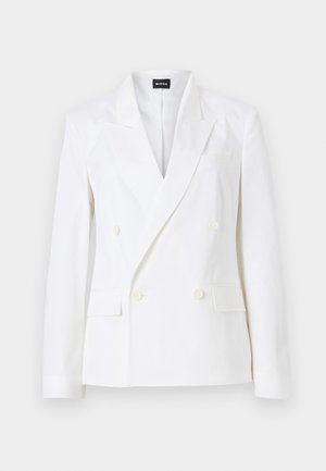 Valge kahekordse nööpimisega bleiser tipupealapelkade, nelja eesmise nupu, klapiga taskute ja rinnataskuga, esitletud lihtsal taustal.