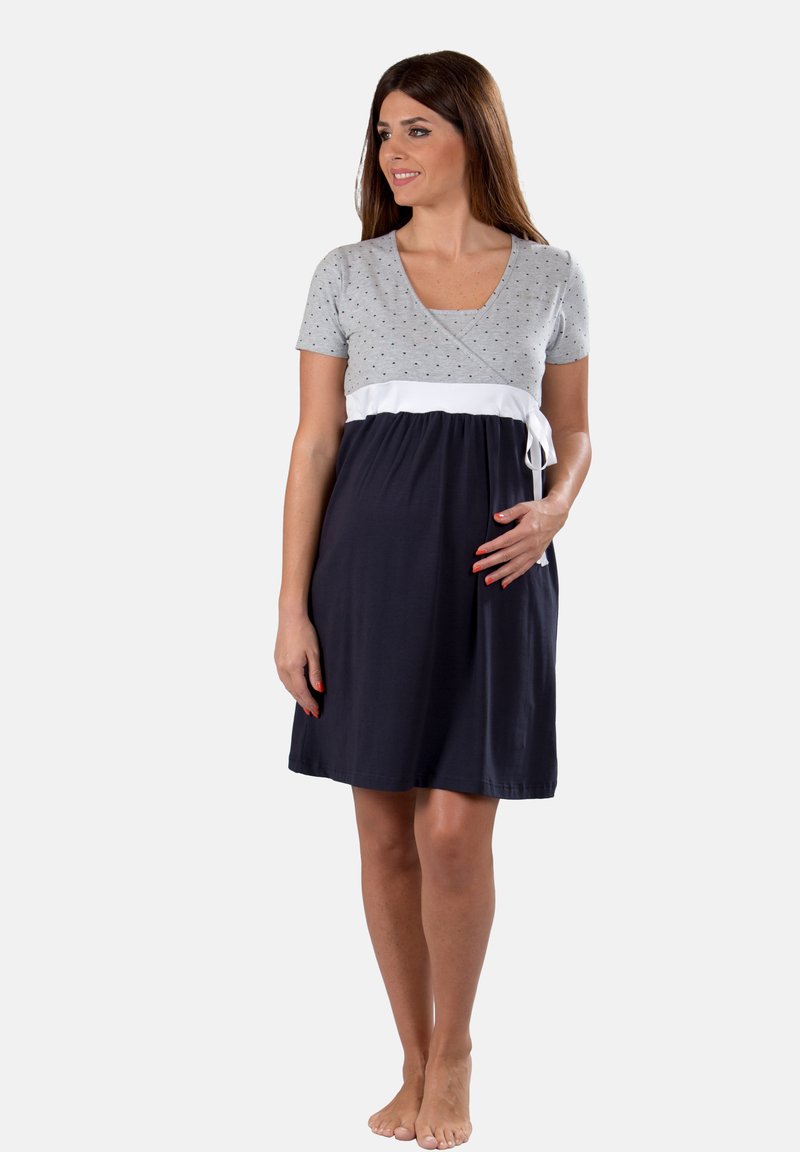 Abito a maniche corte, in stile incrociato, con parte superiore grigia a fantasia, vita bianca e gonna blu scuro. Realizzato in tessuto leggero, con trame morbide.