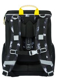 Zaino nero con pannelli in rete, spallacci regolabili ergonomici, una maniglia gialla e fantasie grafiche grigie. Include un sistema di chiusura con fibbie.