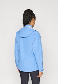 Veste imperméable bleu clair avec capuche, manches longues et poignets ajustables. Comprend un logo subtil et un tissu lisse et texturé.