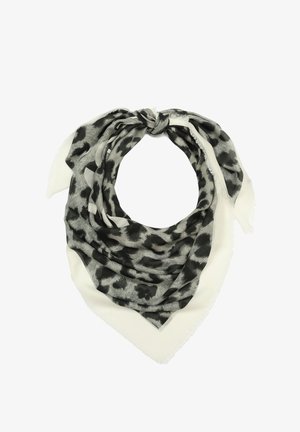 Czarny i szary szalik w panterkę z miękką fakturą i białym wykończeniem, w kształcie trójkąta z frędzlami, związany w pętlę.