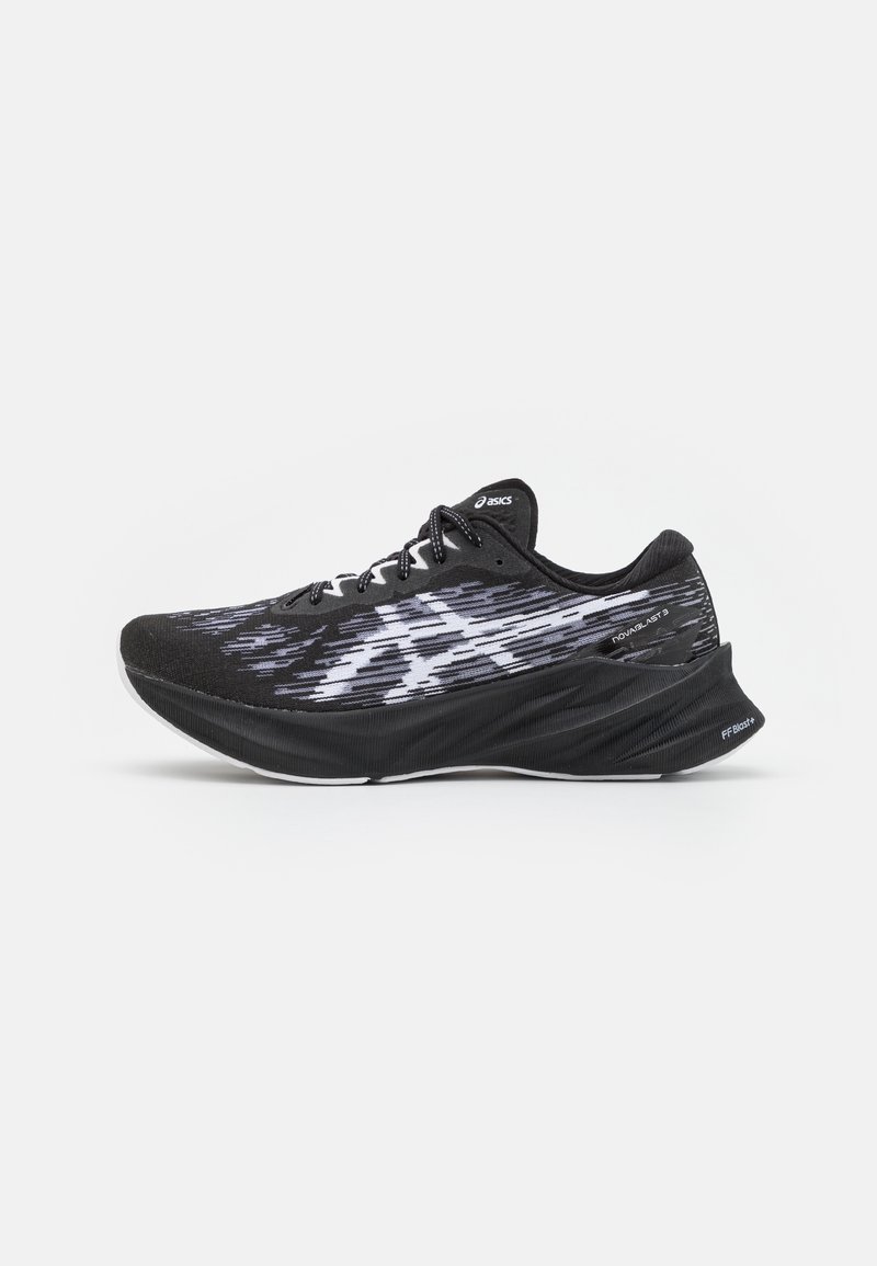 Chaussure de running Asics noire et grise avec empeigne à motif, semelle épaisse et rembourrée, et lacets, vue de côté sur fond blanc.