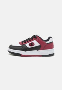 Sneakers i svart, vitt och vinrött läder med ett perforerat tåparti, tjock vit mellansula, svart sula och broderad logotypdetalj.