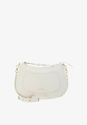 Borsa a tracolla in pelle color crema con tasca frontale, tracolla a catena dorata e chiusura con zip, con il marchio "Coccinelle" sulla tasca.