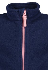 Chaqueta de forro polar navy con un alto cuello, que presenta una cremallera rosa y una superficie texturizada, diseñada para ofrecer calidez y comodidad.