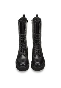 Czarne skórzane buty wojskowe z wzorem sznurowania, zapięciem na zamek, teksturowaną podeszwą i solidną budową. Posiadają pętle na górze.