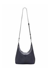 Czarna skórzana torba na ramię z regulowanym paskiem i subtelnym pionowym przeszyciem, wisząca na białym tle.