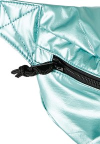 Metaliczny teal saszetka na biodra z pikowanym wzorem, czarnym zamkiem błyskawicznym z plecionym uchwytem oraz zakrzywionym, kompaktowym kształtem.