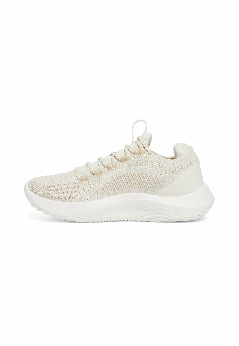 Baskets beige clair avec une tige en tricot texturé, dotées d'un intercalaire blanc, de six œillets pour les lacets et d'une semelle extérieure à motif de traction.
