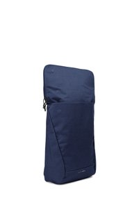Navyblauer Stoffrucksack mit einer eleganten rechteckigen Form, ausgestattet mit einem Reißverschluss und zwei runden Druckknöpfen auf der Vorderseite.
