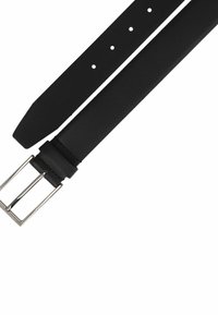 Zwarte riem van gestructureerde stof met een gladde oppervlakte, voorzien van een zilveren rechthoekige gesp en meerdere verstelgaten.