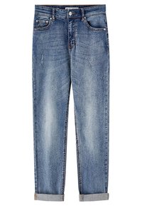 Jeans de mezclilla azul con un ligero desgastado, puños enrollados, estilo de cinco bolsillos y cierre frontal con botón y cremallera.