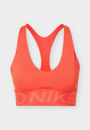 Sujetador deportivo coral con diseño de espalda racer y banda elástica ancha con una sutil marca "NIKE" en color a juego.