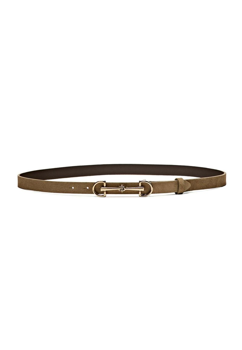 Cintura in suede verde oliva con profilo sottile, dotata di una fibbia in metallo dorato e di una cintura regolabile con più fori.
