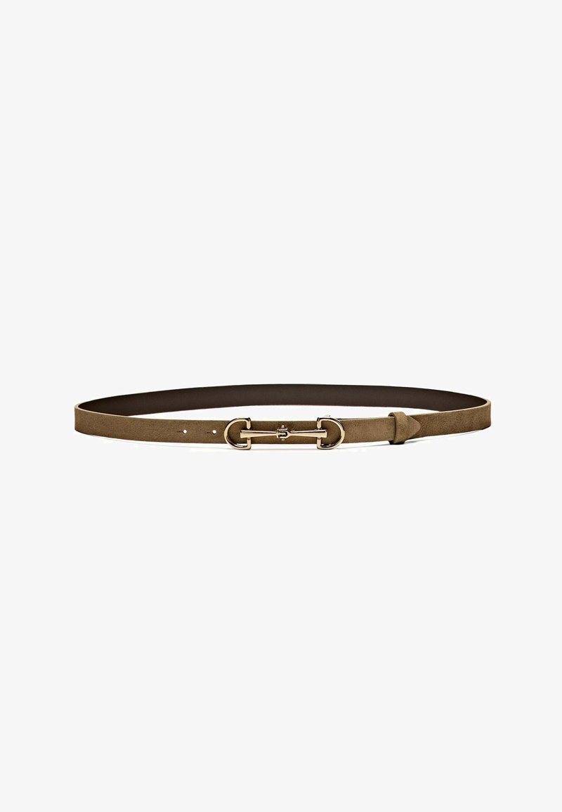 Cintura in suede verde oliva con profilo sottile, dotata di una fibbia in metallo dorato e di una cintura regolabile con più fori.