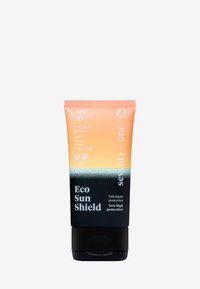 Eco Sun Shield solkremtube, har gradientfarger fra oransje til svart, viser SPF 50+, er svært vannavstøtende, med viktige ingredienser oppført.