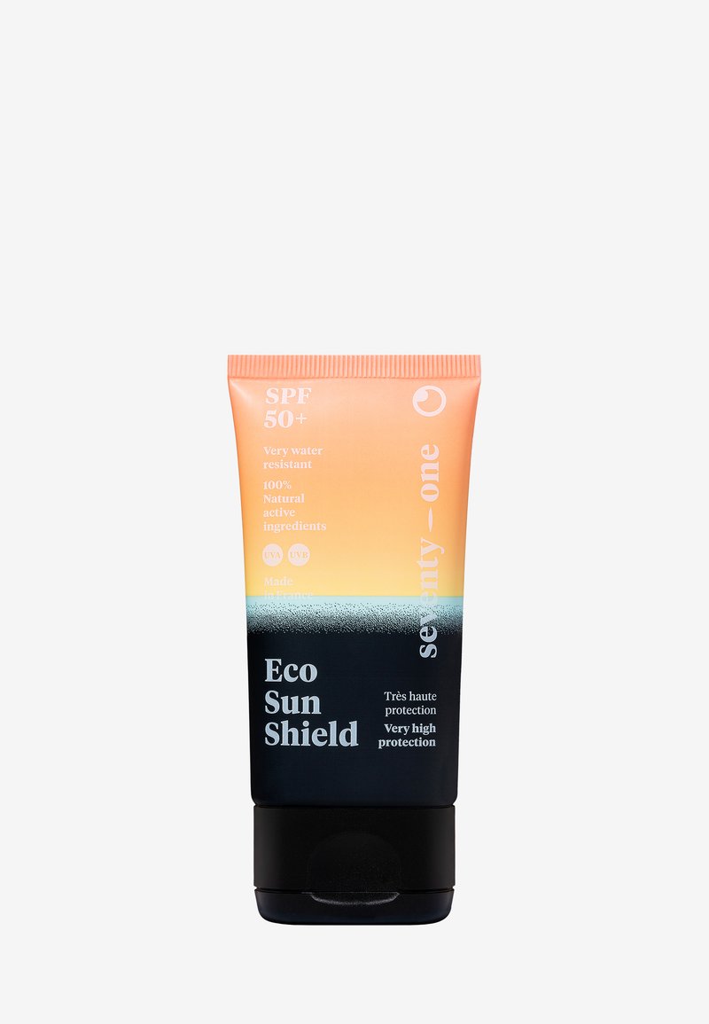 Eco Sun Shield solkremtube, har gradientfarger fra oransje til svart, viser SPF 50+, er svært vannavstøtende, med viktige ingredienser oppført.