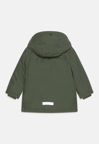 Veste d'hiver pour enfants de couleur vert foncé avec une capuche, des manches longues et une petite bande réfléchissante près de l'ourlet à l'arrière.