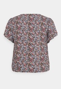 Blommig kortärmad blus med svart bakgrund och rosa, blå och vita blommor, rund halsringning och en avslappnad passform. Mjuk tygtextur.