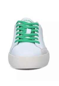 Sneaker bianco con lacci verdi, caratterizzato da un materiale superiore liscio, forma arrotondata e una suola spessa bianca. Logo distintivo sulla linguetta.