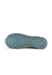Semelle d'une sneaker en matériau en caoutchouc bleu texturé avec des motifs de semelle circulaires et en losange. Affiche la marque "MUNICH" en évidence.