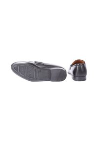 Scarpe eleganti in pelle nera, dotate di una parte superiore liscia, punta arrotondata e suola in gomma testurizzata con tacco basso e una decorativa fascia accentuante.