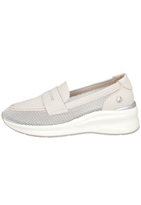 Zapatos tipo slip-on en color beige que cuentan con una parte superior de malla y cuero, una correa acolchada y una suela intermedia blanca gruesa con acentos plateados.