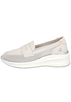 Zapatos tipo slip-on en color beige que cuentan con una parte superior de malla y cuero, una correa acolchada y una suela intermedia blanca gruesa con acentos plateados.