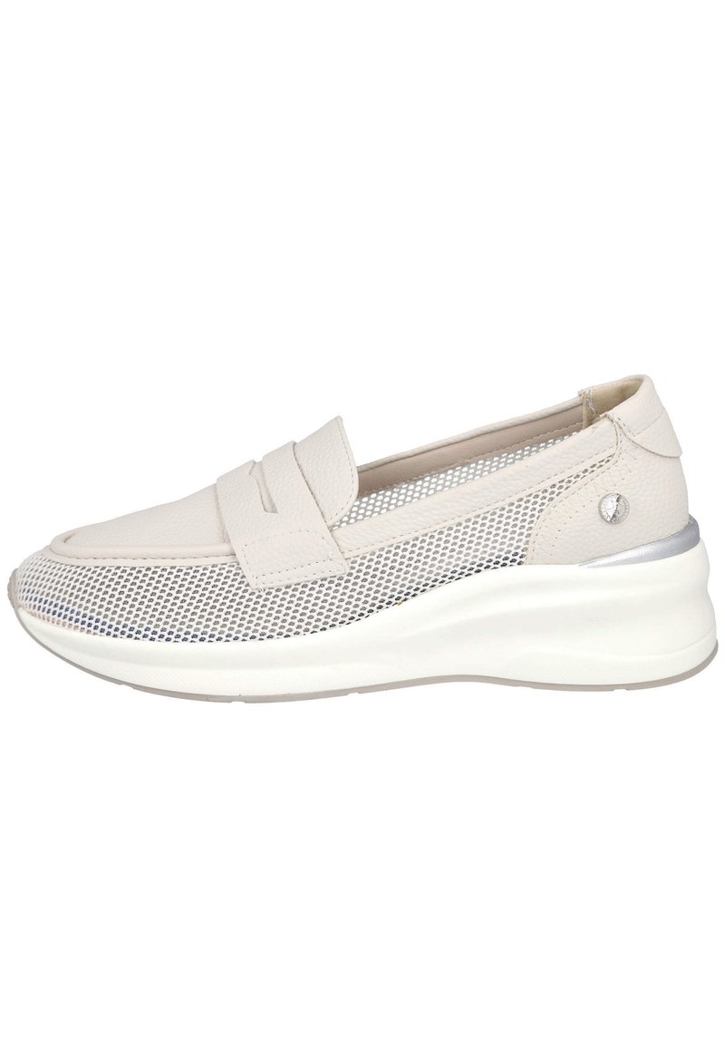 Zapatos tipo slip-on en color beige que cuentan con una parte superior de malla y cuero, una correa acolchada y una suela intermedia blanca gruesa con acentos plateados.