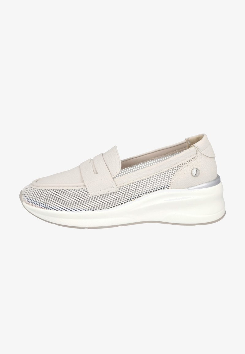 Zapatos tipo slip-on en color beige que cuentan con una parte superior de malla y cuero, una correa acolchada y una suela intermedia blanca gruesa con acentos plateados.