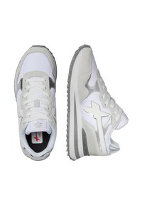 Des chaussures de sport blanches et grises en matériaux mixtes, avec une tige en daim et en maille, une semelle texturée et un accent de logo sur le côté.