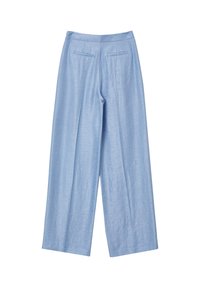 Pantaloni larghi blu chiaro realizzati in un tessuto liscio e testurizzato. Presentano due tasche posteriori e una vita sartoriale.