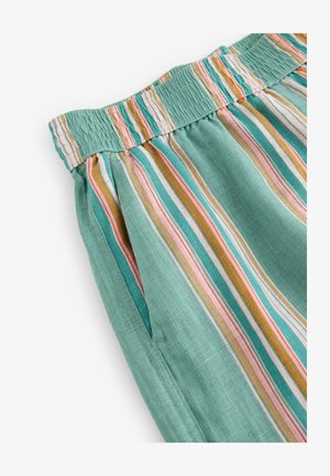 Vaatteiden lyhyet teepaidat kevyttä kangasta turkoosina, jossa on pystysuoria kuvioita vaaleanpunaisena, oranssina ja kermanvärisenä. Joustava vyötärö ja sivutaskut.