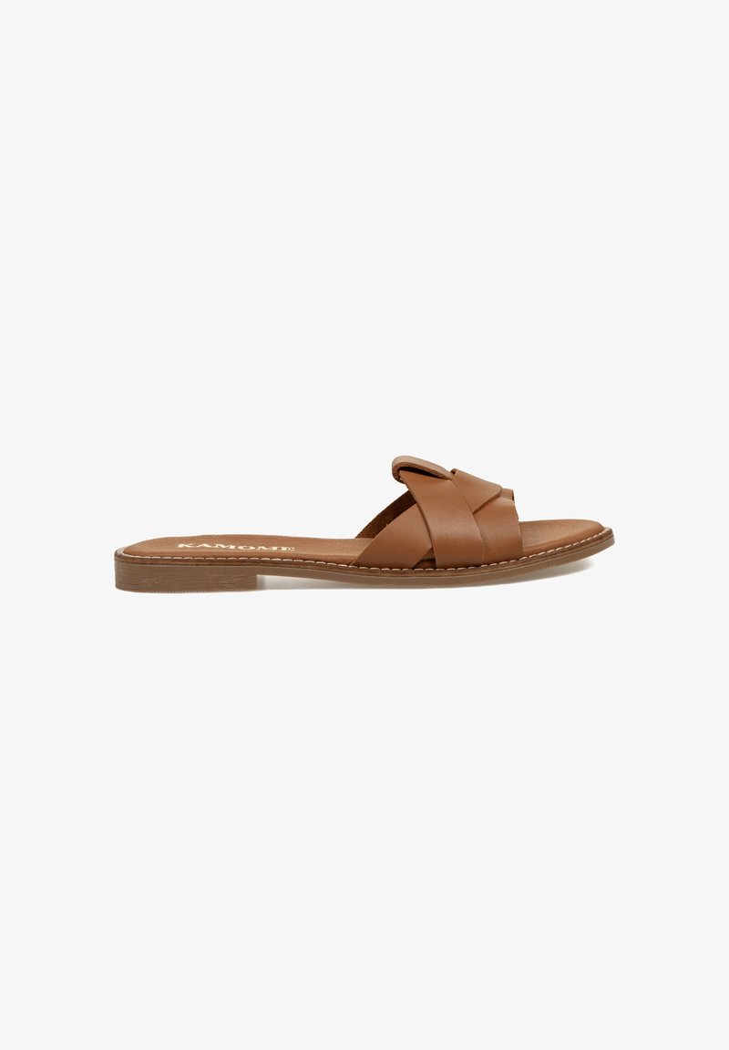 Sandal de cuero marrón tipo slide con correas cruzadas, suela plana y detalles de costura en el borde. Diseño minimalista adecuado para uso casual.